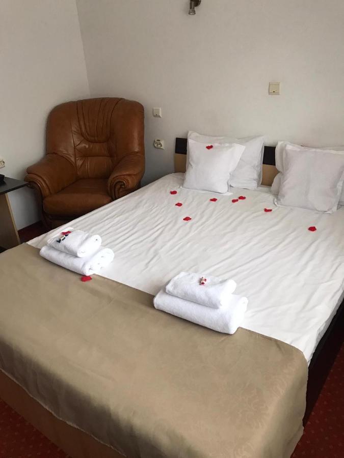 Hotel FLORA ALPINA Azuga Kültér fotó