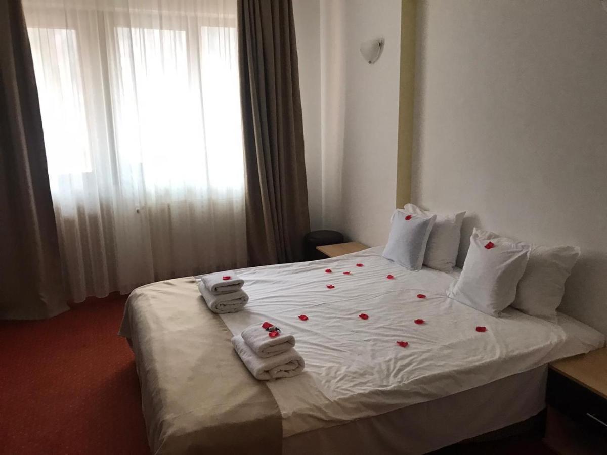Hotel FLORA ALPINA Azuga Kültér fotó