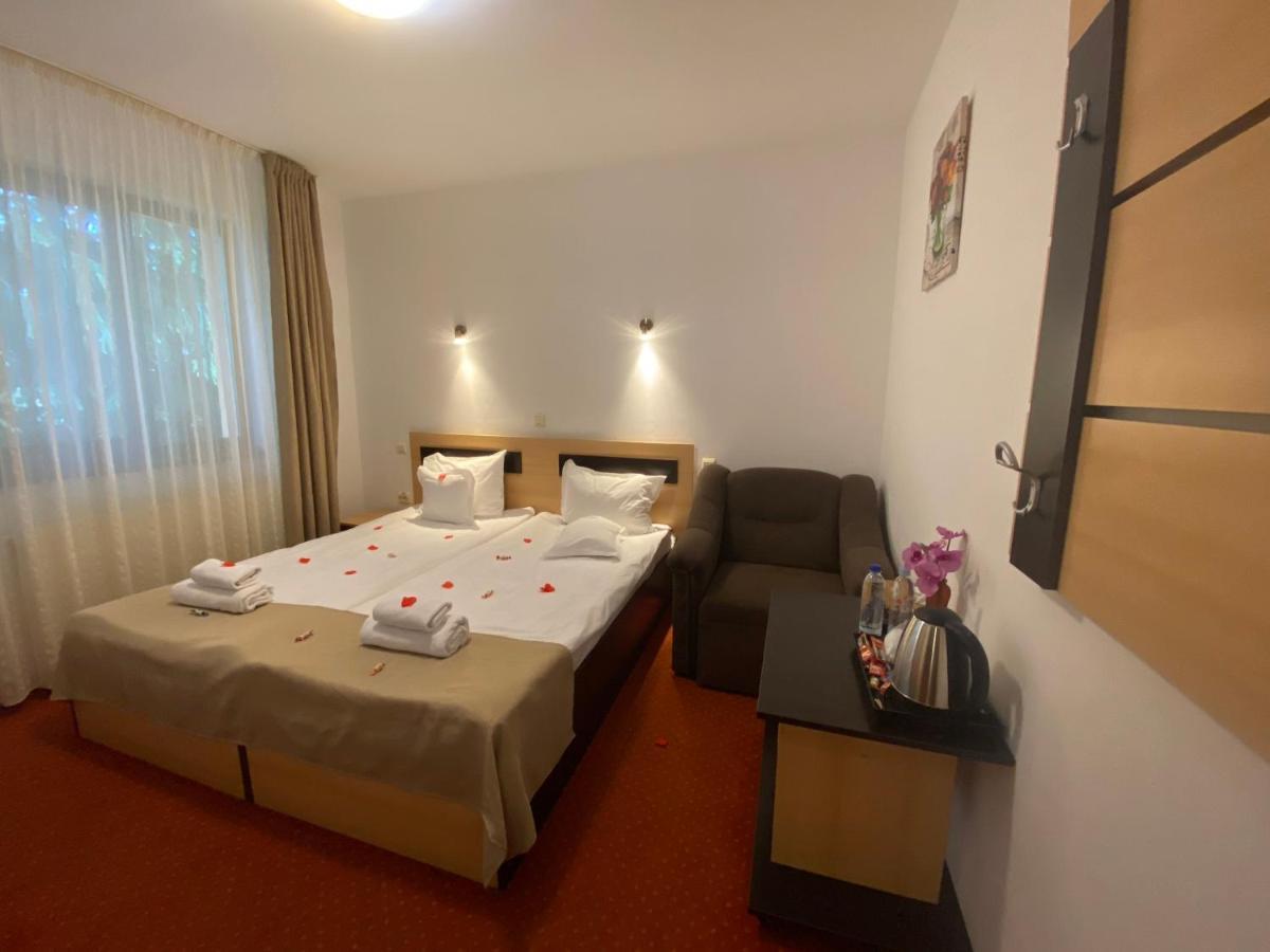 Hotel FLORA ALPINA Azuga Kültér fotó