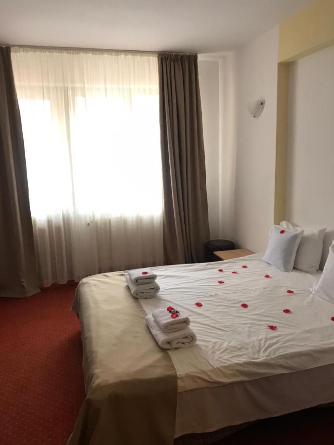 Hotel FLORA ALPINA Azuga Kültér fotó