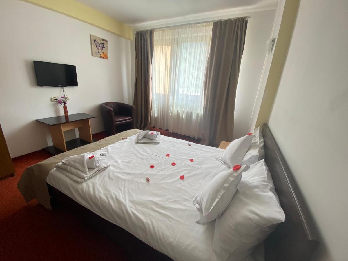 Hotel FLORA ALPINA Azuga Kültér fotó