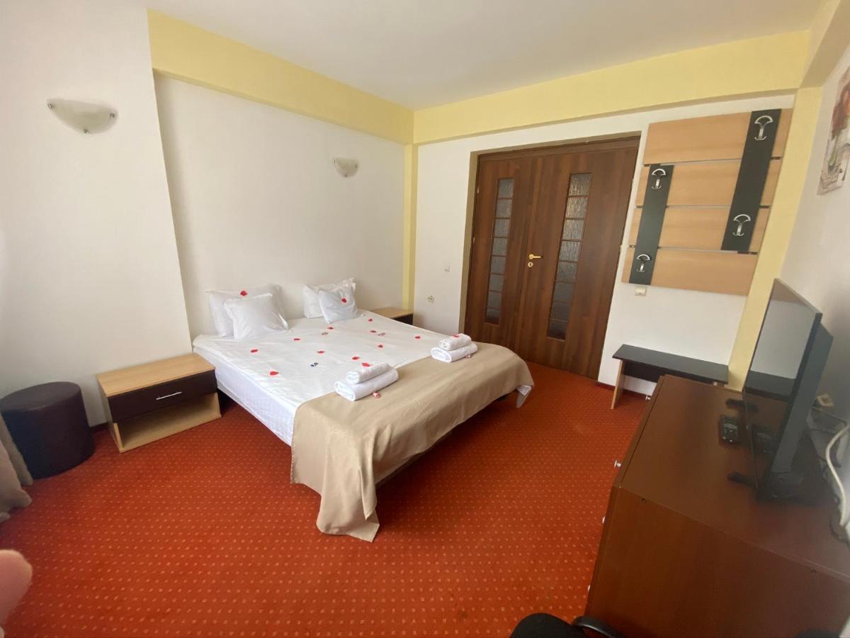 Hotel FLORA ALPINA Azuga Kültér fotó