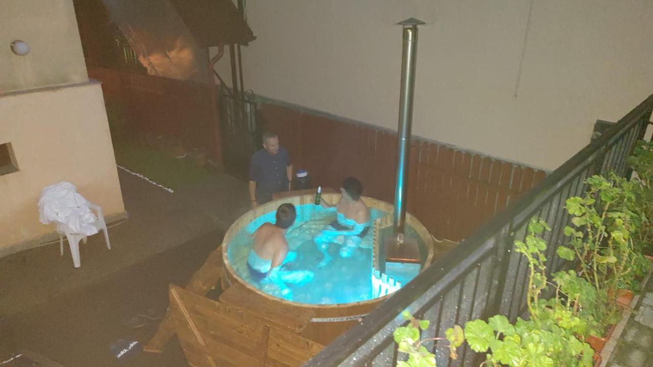 Hotel FLORA ALPINA Azuga Kültér fotó