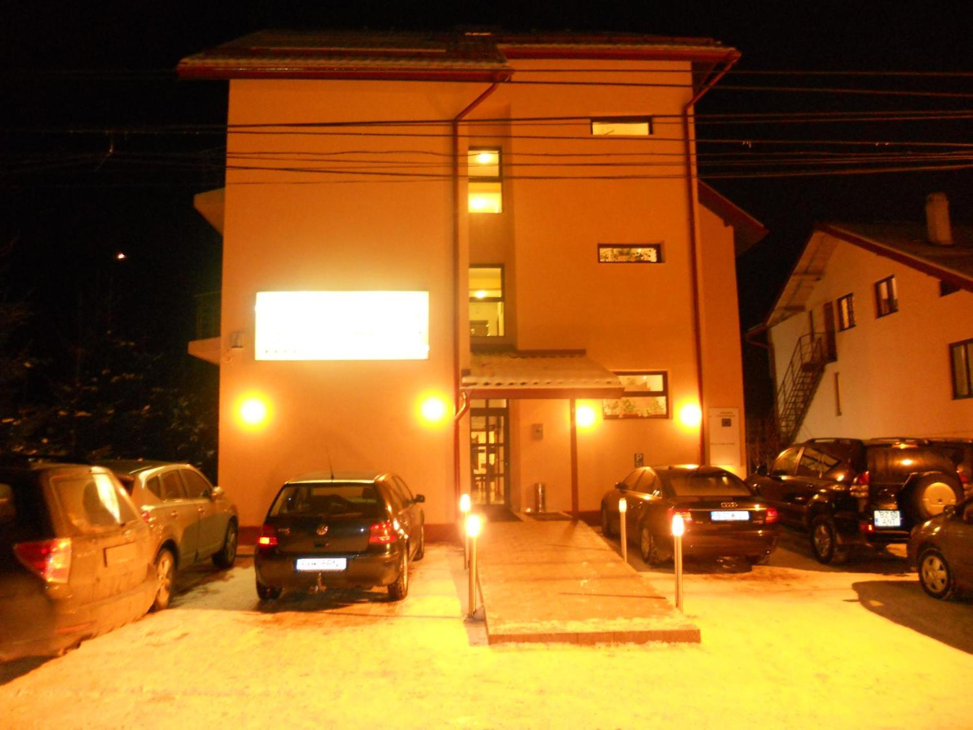 Hotel FLORA ALPINA Azuga Kültér fotó