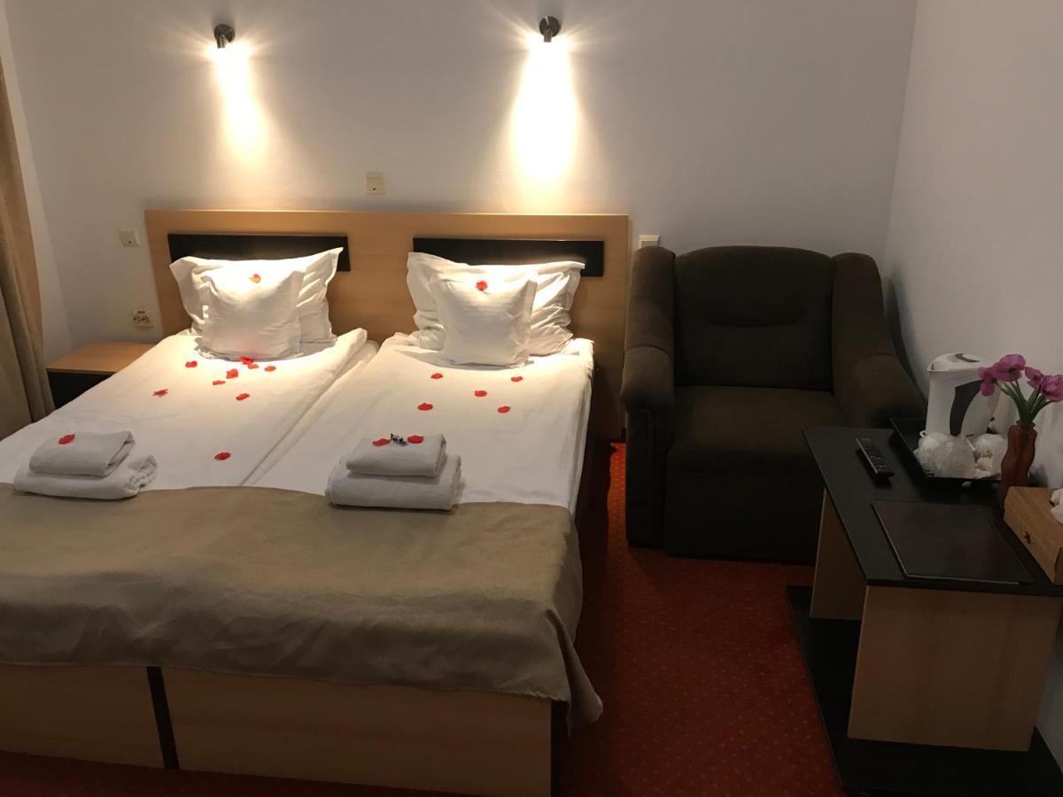 Hotel FLORA ALPINA Azuga Kültér fotó